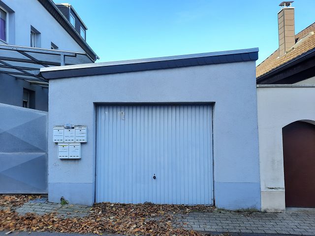 Garage neben Toreingang