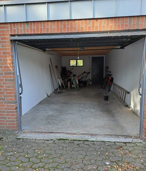 große Garage mit Ausgang zum Garten