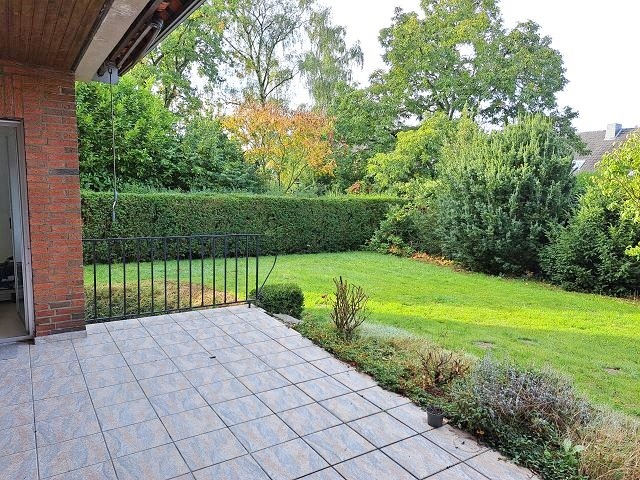 Terrasse mit Blick in den linken Bereich des Gartens