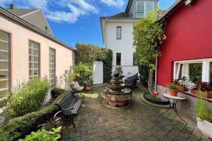 Innenhof mit Brunnen und Grillplatz